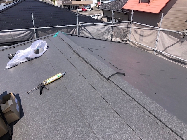 施工途中の棟板金